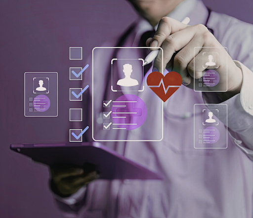 Profissional de saúde interagindo com interface digital de governança